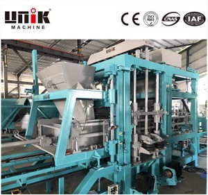 Cad iad na saintréithe atá ag Hollow Block Machine Uathoibríoch?