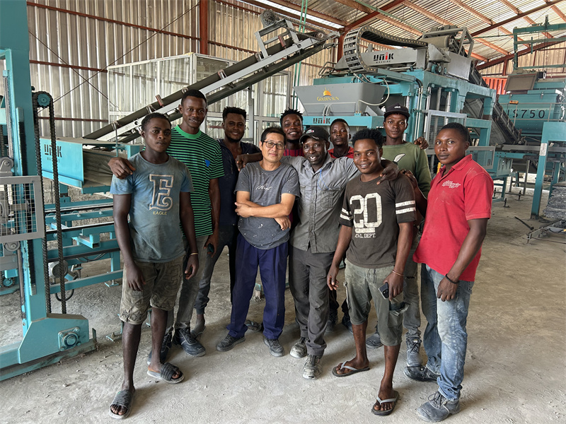 Meaisín Múnlaithe Bloc Coincréite le Díol sa Nigéir: Seasann Innealra UNIK Amach